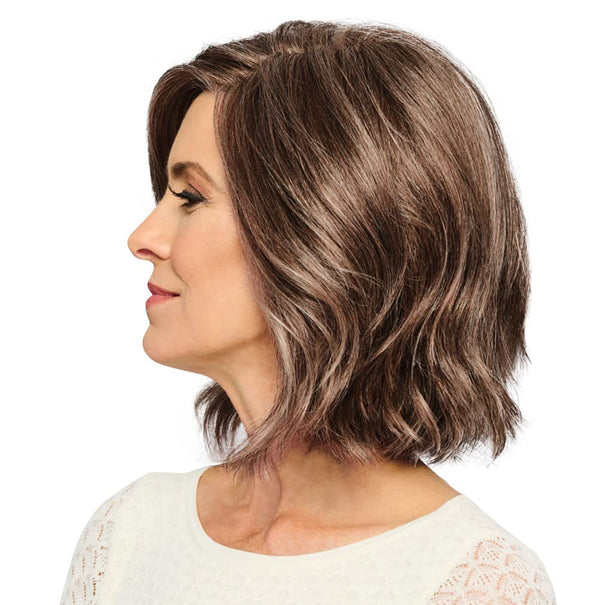 Gabor mod om deg mellomlengde lagdelte Bob Wig av Hairuwear, 2023 Spring Luxury Collection, Average Cap, GL16-27 Buttered Biscuit